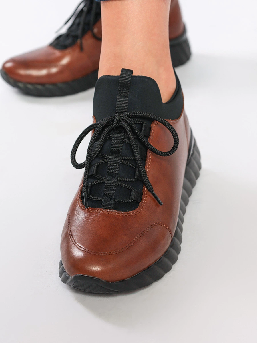 Кроссовки коричневого цвета со шнуровкой и боковой молнией